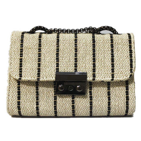 Малка дамска чанта с метална дръжка