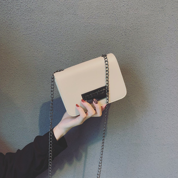 Geantă de mână mică și elegantă, cu închidere din metal