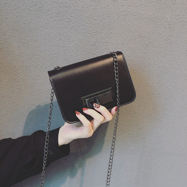 Geantă de mână mică și elegantă, cu închidere din metal