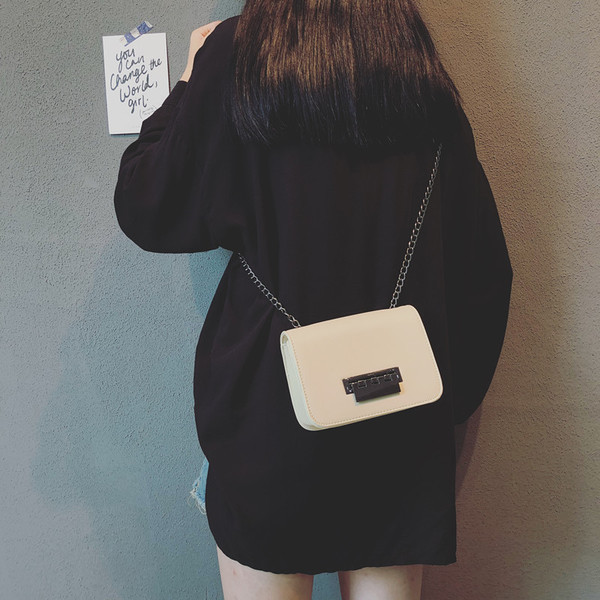 Geantă de mână mică și elegantă, cu închidere din metal