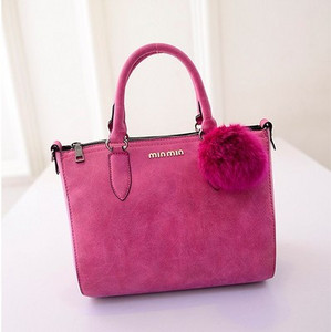 Дамска чанта с аксесоар пух в няколко цвята