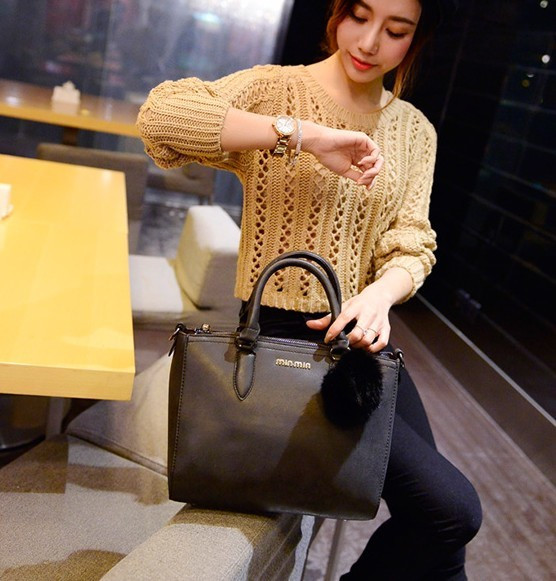 Дамска чанта с аксесоар пух в няколко цвята