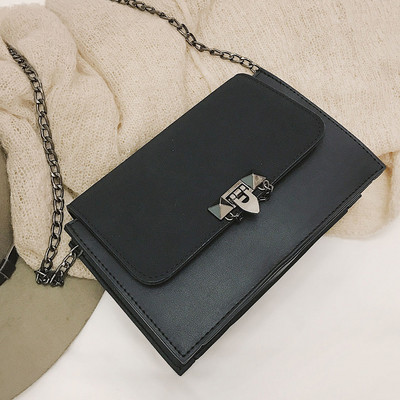 Γυναικεία τσάντα  με μεταλλικό κούμπομα  και λαβή