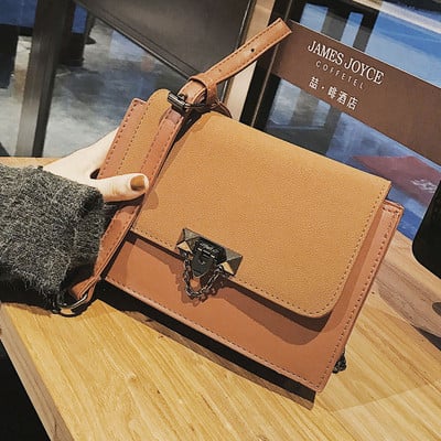 Γυναικεία τσάντα  με μεταλλικό κούμπομα  και λαβή