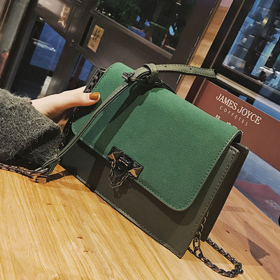 Γυναικεία τσάντα  με μεταλλικό κούμπομα  και λαβή