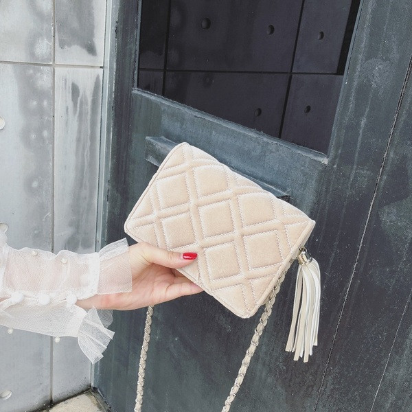 Дамска чанта с пискюл в няколко цвята