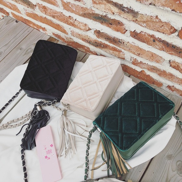 Дамска чанта с пискюл в няколко цвята