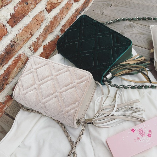 Дамска чанта с пискюл в няколко цвята