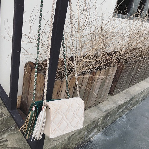 Дамска чанта с пискюл в няколко цвята