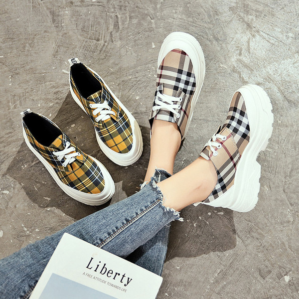 Νέο μοντέλο γυναικεία πάνινα παπούτσια με υψηλή σόλα σε δύο χρώματα