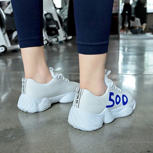 Μοντέρνα αθλτικά παπούτσια με ψηλή σόλα σε τρία χρώματα