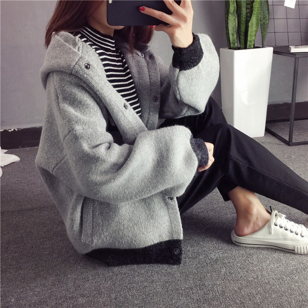 Hanorac de dama modern cu emblema si gluga in doua culori