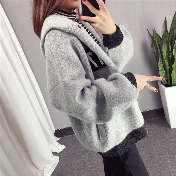 Hanorac de dama modern cu emblema si gluga in doua culori