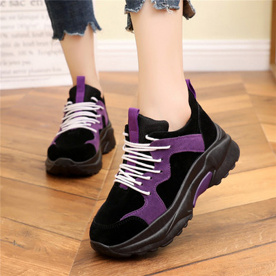 Γυναικεία αθλητικά παπούτσια από οικολογικό σουέτ με ψηλή σόλα σε δύο χρώματα