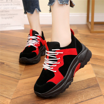 Γυναικεία αθλητικά παπούτσια από οικολογικό σουέτ με ψηλή σόλα σε δύο χρώματα