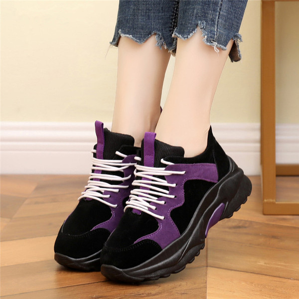 Γυναικεία αθλητικά παπούτσια από οικολογικό σουέτ με ψηλή σόλα σε δύο χρώματα