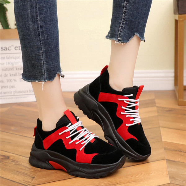 Γυναικεία αθλητικά παπούτσια από οικολογικό σουέτ με ψηλή σόλα σε δύο χρώματα