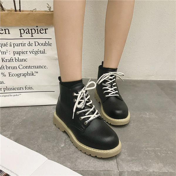 Ежедневни дамски боти с втръзки в два цвята