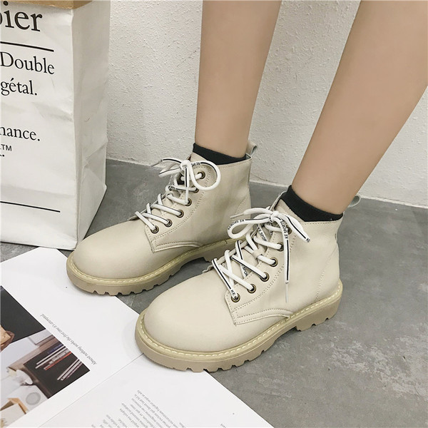 Ежедневни дамски боти с втръзки в два цвята