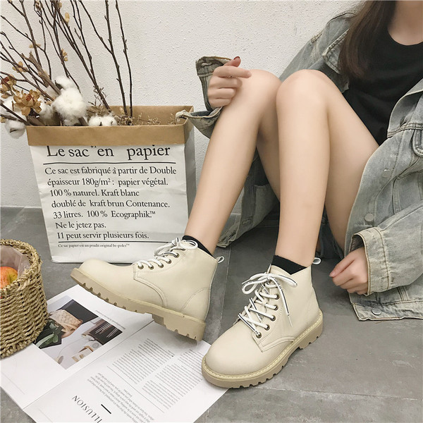 Ежедневни дамски боти с втръзки в два цвята