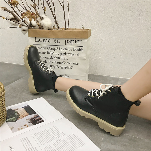 Ежедневни дамски боти с втръзки в два цвята