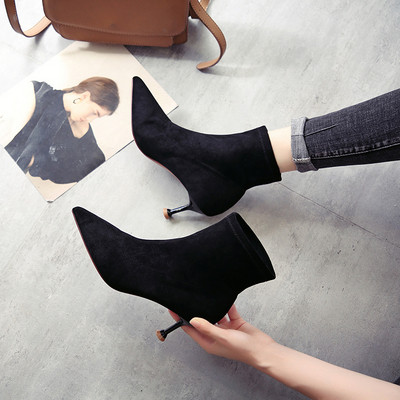 Κομψές γυναικείες μπότες σε οικολογικό σουέτ σε μαύρο χρώμα