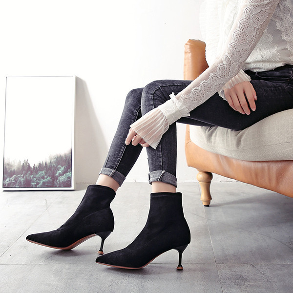 Елегантни дамски боти от еко велур в черен цвят