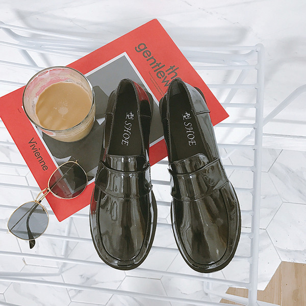 Лачени ежедневни дамски обувки в черен цят