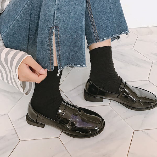 Лачени ежедневни дамски обувки в черен цят