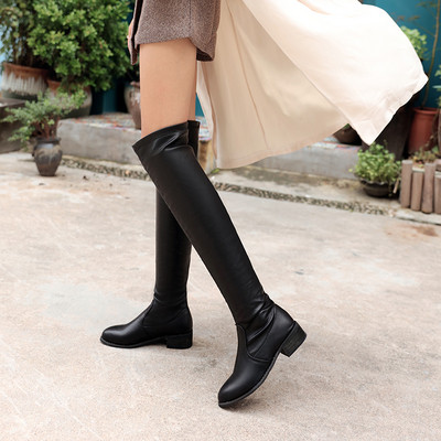 Εξαιρετικές γυναικείες μπότες σε οικολογικό δέρμα σε μαύρο χρώμα