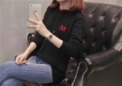 Μοντέρνο γυναικείο φούτερ με έμβλημα σε διάφορα χρώματα