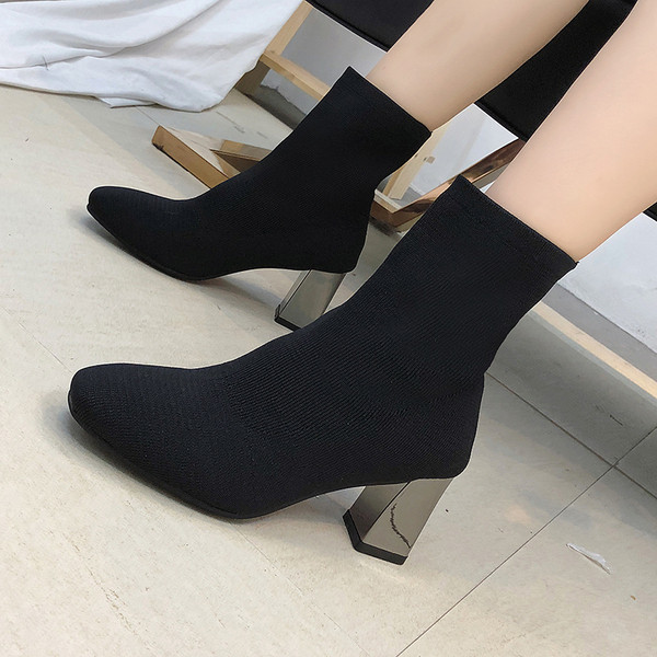 Γυναικείες  μπότες με παχύ  τακούνι σε δύο χρώματα