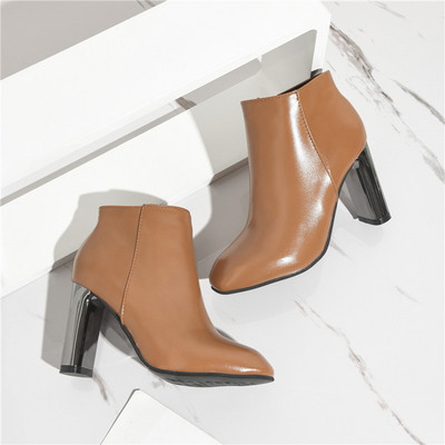 Κομψές γυναικείες δερμάτινες μπότες με χοντρό τακούνι  - δύο χρώματα