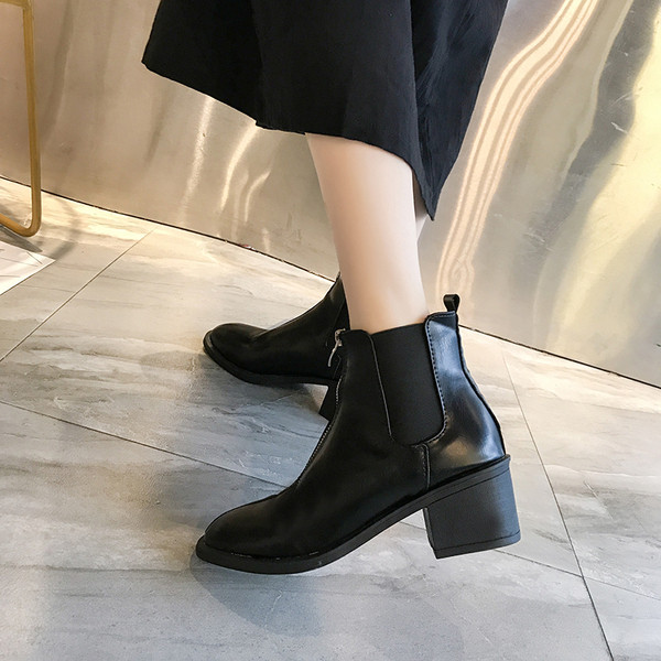 Γυναικείες μπότες με φερμουάρ  σε μαύρο χρώμα