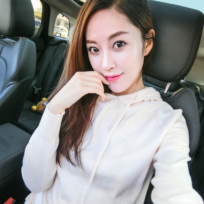 Egyszerű női pulóver különböző színekben