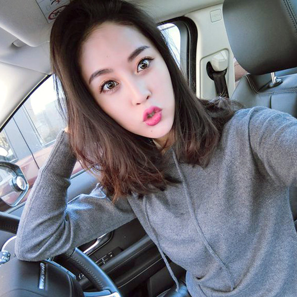 Egyszerű női pulóver különböző színekben