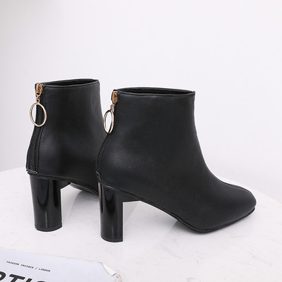 Μοντέρνες γυναικείες μπότες σε οικολογικό δέρμα με χοντρό τακούνι σε μαύρο χρώμα