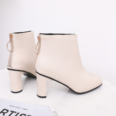 Μοντέρνες γυναικείες μπότες σε οικολογικό δέρμα με χοντρό τακούνι σε μαύρο χρώμα