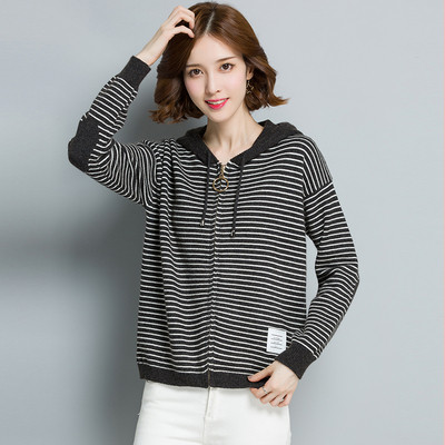 Небрежен дамски суичър на райе с емблема в различни цветове