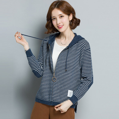 Небрежен дамски суичър на райе с емблема в различни цветове