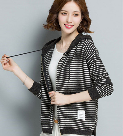 Небрежен дамски суичър на райе с емблема в различни цветове