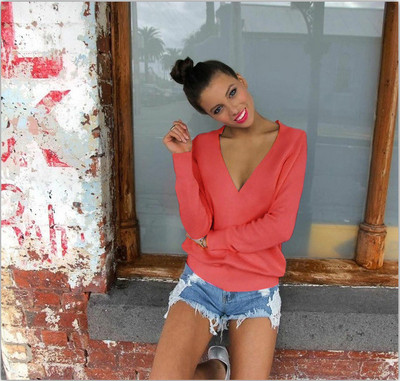 Μοντέρνα γυναικεία μπλούζα με ντεκολτέ σε σχήμα V σε διάφορα χρώματα