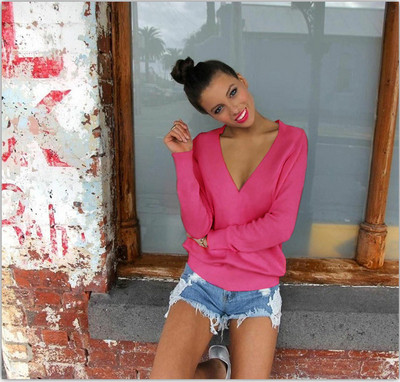 Μοντέρνα γυναικεία μπλούζα με ντεκολτέ σε σχήμα V σε διάφορα χρώματα