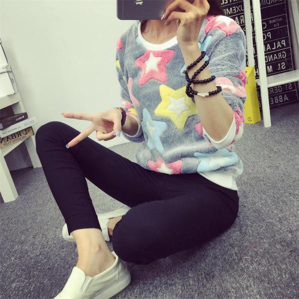 Γυναικείο πουλόβερ με κολάρο σε σχήμα O και εκτύπωση