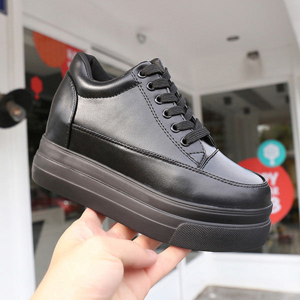 Γυναικεία πάνινα παπούτσια σε μαύρο χρώμα με ψηλή σόλα