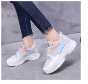 Model nou de adidași de damă în două culori potrivite pentru utilizarea de zi cu zi