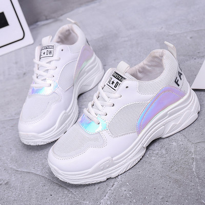 Model nou de adidași de damă în două culori potrivite pentru utilizarea de zi cu zi