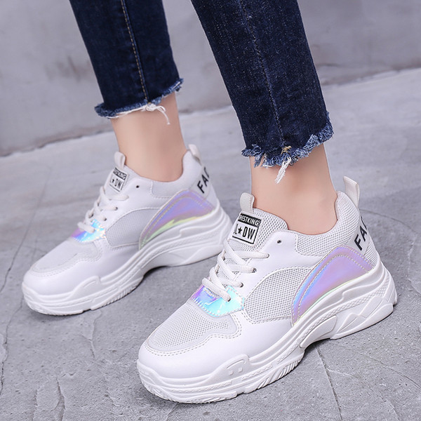 Model nou de adidași de damă în două culori potrivite pentru utilizarea de zi cu zi