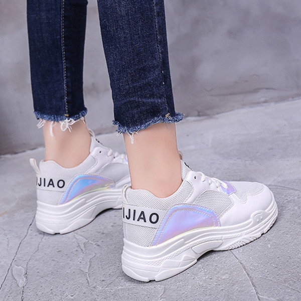 Model nou de adidași de damă în două culori potrivite pentru utilizarea de zi cu zi