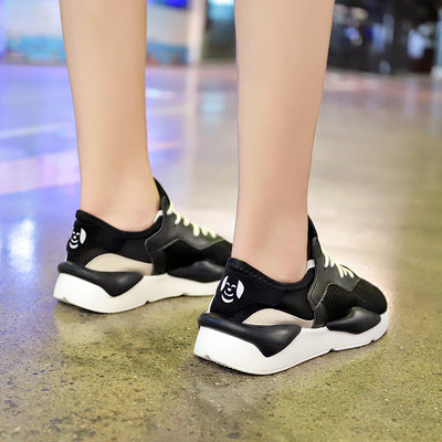 Adidași de damă în trei culori potriviti pentru utilizarea de zi cu zi